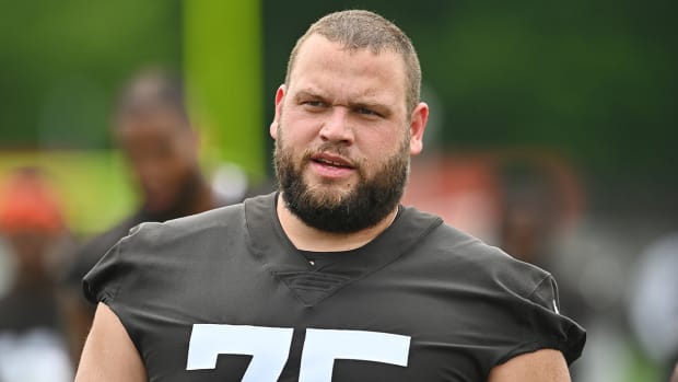 Joe Bitonio practicing with the Browns.
